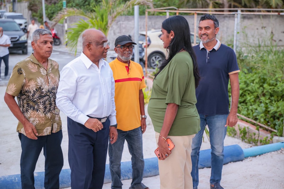 aabaareh's tweet photo. އައްޑޫ ހިތަދޫ ދެކުނު ދާއިރާގެ އެމްޑީޕީގެ ބައެއް މެމްބަރުންނާއެކު ޢަބުދުالله ޝާހިދު ހަވީރުގެ ސަޔަކަށް އިންސާފު ކޮށްލެއްވުން.

#Shahid2028💛 https://t.co/OAdEuo694S
