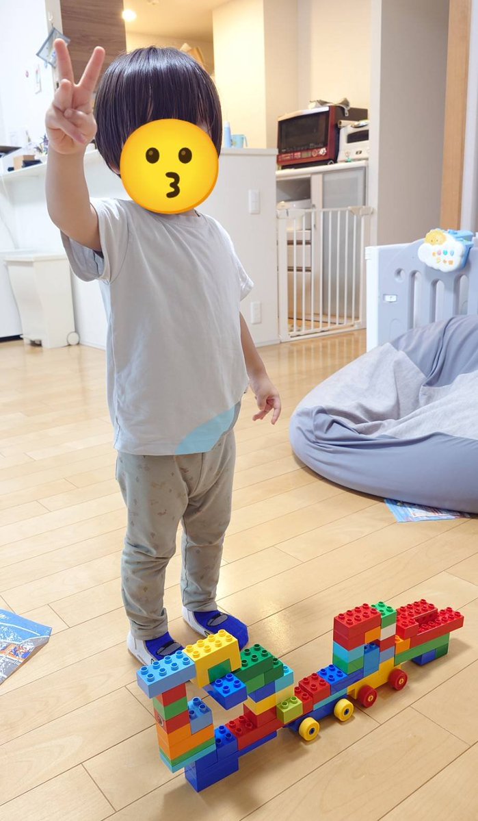 dying_frog's tweet photo. Googleフォトが子どもの写真を自動でデフォルメしたやつを提案してくれた。面白いなー https://t.co/aW6o8mdXnJ