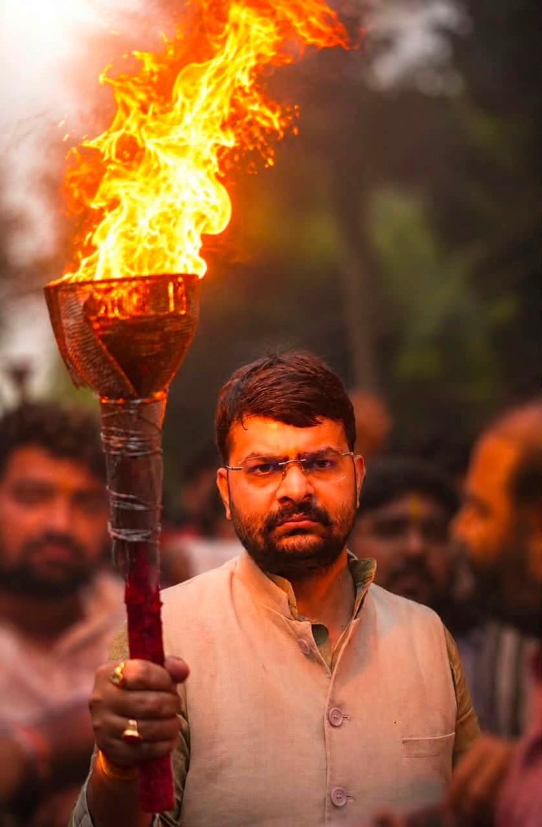 irohitmishrabjp's tweet photo. वंदे मातरम्’ का अपमान, नहीं सहेगा हिंदुस्तान!

​भारतीय राष्ट्रीय कांग्रेस द्वारा राष्ट्रगीत ‘वंदे मातरम्’ के गायन को बीच में ही रोके जाने की देश विरोधी मानसिकता के विरोध में भारतीय जनता युवा मोर्चा के कार्यकर्ताओं ने उत्तर प्रदेश कांग्रेस मुख्यालय का घेराव किया। https://t.co/d2bw61VSJl