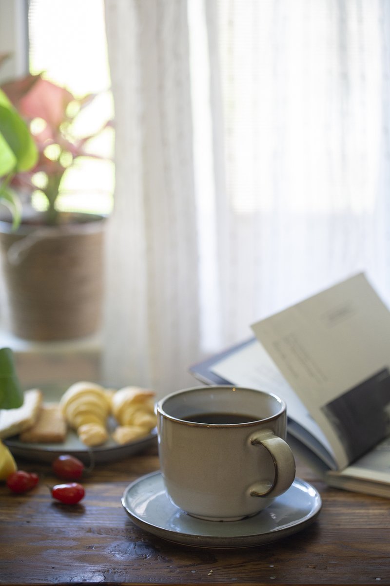 moonsmileheart's tweet photo. Coffee + good book = perfect lazy afternoon vibes https://t.co/SG7uOREgjk