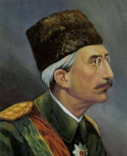 TOPRAK_2_'s tweet photo. UMARIZ TARİH TEKRAR ETMEZ
Ekonomik iflasını açıklayan Osmanlı Devleti'nin 1881 yılında bütün varlıklarına el konuldu. 
İğneden ipliğe Yahudi, İtalyan, Ermeni, Fransız tacirler İstanbul'a dolmuştu. 
Abdülhamid bu kadar borcun üzerine yeni borçlar ekledi. Osmanlı 15 defa büyük borç aldı. Ama faizini bile ödeyemez olmuştu.
Osmanlının hazinesine el koyan Avrupa, bugün
"İstanbul Erkek Lisesi" olan binaya  "Duyun-u Umumiye" yi yerleştirip borçları tahsil etmeye çalıştı. Yani hazine ecnebilerin yönetimine geçti.
Borçlar ödenmedikçe Abdülhamid Avrupa'lı tefecilere tekeli verdi; teker teker milli varlıkları kaybettik;
Demir yolları, iplik, fındık, pamuk kömür, tekstil demir çelik, tuğla kireç... ne iş varsa Avrupalılara satıldı.
Haliç ecnebi fabrikalarla doldu. Tarlabaşı, Avrupa'dan gelen tüccarların görkemli evleriyle bezendi. 
Zenginler İstiklal Caddesi ve Sıraselviler'e yerleşti. Bugün İstanbul'da gördüğümüz  şahane binaların çoğu o dönemlere aittir.
Türk'lerse yüzlerce yıldır tamir gören yamalıklı bohçaya benzer tahta evlerde otururdu. Bu evler Fatih ve Süleymaniye'nin arka sokaklarında bulunurdu.
Abdülhamid döneminde  Yüzlerce kilise ve sinagog açıldı...
İşte o tarihte Avrupa'dan gelen zenginleri ağırlamak için 5 yıldızlı bir otel yaptılar: Pera Palace.
Pera Palace Rumca, "Yokuş Sarayı" demek.
Fransa'dan trene binip Sirkeci'de inen  Avrupa jet  sosyetesi tren garından bu otele Türk hamalların sırtında özel tahtlarla taşınırdı.
Aslında batı emperyalizmi  İstanbul'u Vahdettin döneminde değil, Abdülhamit döneminde çoktan ele geçirmişti.
Atatürk Cumhuriyeti kurduğunda Türklerin elinde sadece çarık kalmıştı.
Sanayi ve tarım hamlesi başlattı.
Yerli malı haftası o tarihte başladı, çocuklarımız milli üretimin ve milli kalkınmanın önemini anlasın diye.
Türklere ait banka bile yoktu.
Adında Osmanlı olan banka bile ecnebilerindi. İşbankası bu yüzden kuruldu.
Osmanlı Devletinin iflas ilan ettiği meşhur
RAMAZAN KARARNAMESİ (Nisan 1876)
Vergi gelirlerinin devredildiği
MUHARREM KARARNAMELERİ (1879 ve 1881'deki iki kararnamedir)
Pek bilinmez, gündeme de getirilmez.
Hep saklanır…
Dolmabahçe sarayı 1856,
Çırağan sarayı 1863,
Beylerbeyi sarayı 1864,
Yıldız sarayı 1880'de  yapılmıştır.
Yani Osmanlı'nın çöküş döneminde.
Dünya;
Sanayiye,
Eğtime,
Bilime
ağırlık verirken, Osmanlı çöküşü gizlemek için saray yapımına ağırlık vermiş.
Umarım, sonumuz aynı olmaz!
(Alıntı)