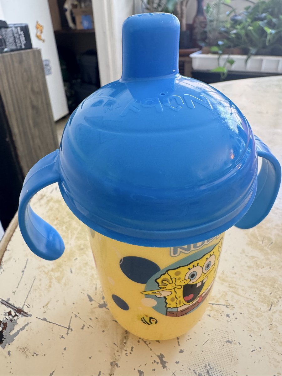 revuelta2020's tweet photo. @nubymex Dónde est�� el número de plástico que son sus productos? Tenemos un vaso y no dice o no lo encontramos https://t.co/UBsKdRccjI