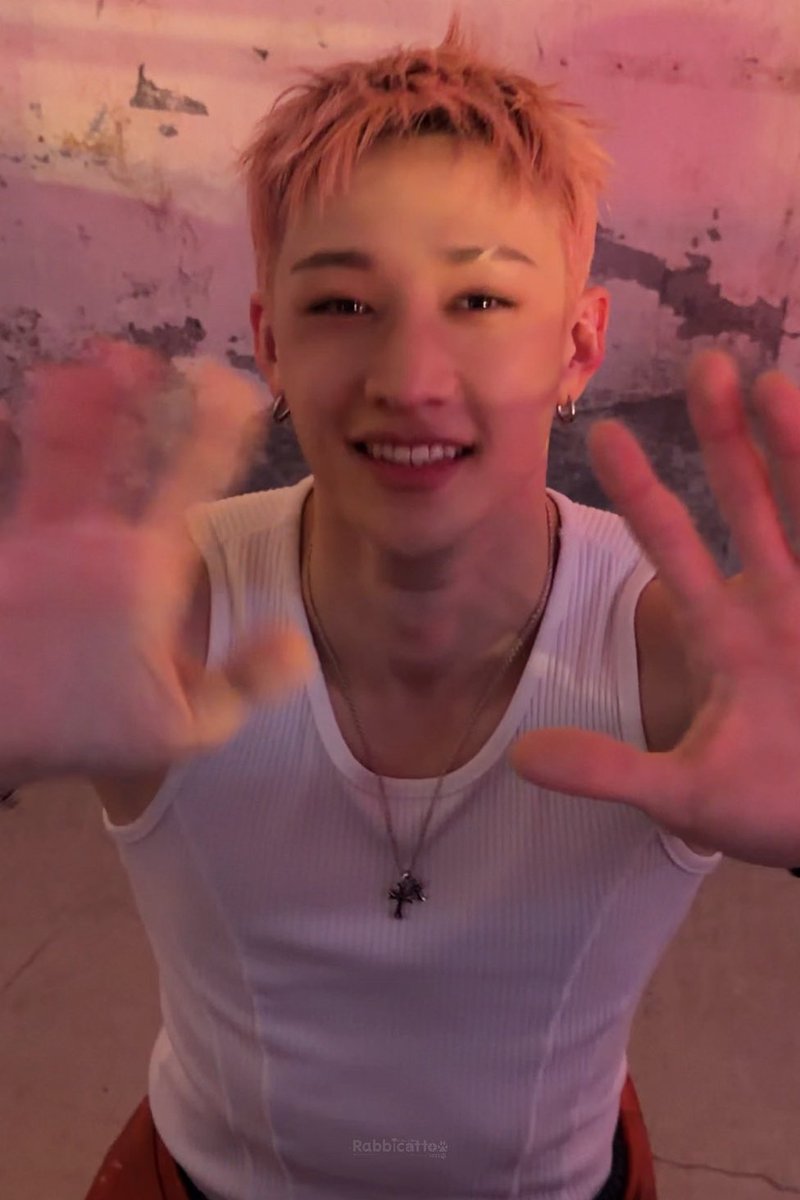 backsdoors's tweet photo. he looks so kind i’m going to cry https://t.co/n8CNRviITU