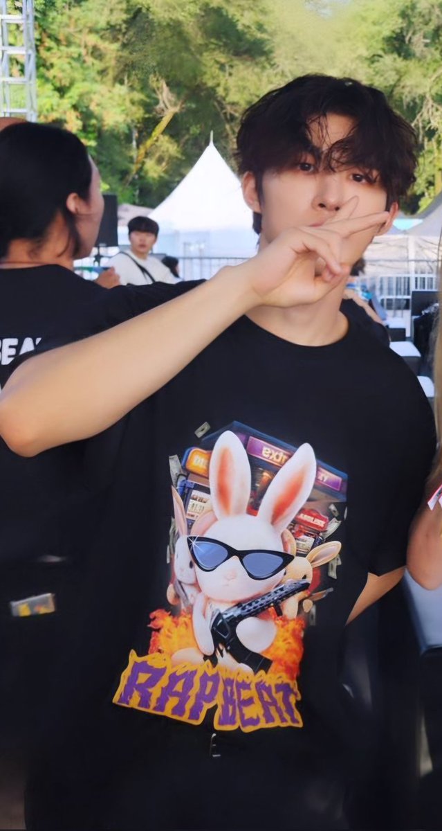 tbvhanbin's tweet photo. same vibe different era https://t.co/25ax3WnU7q