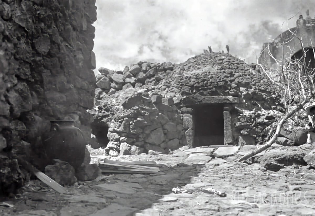 Lycaones's tweet photo. Así se veían los temazcales de verdad en 1930.

En Milpa Alta todavía conservaban su tlexictle (hornilla fija) de adobe. Sin lonas, sin plumas, sin «experiencia wellness». Solo el fuego, el vapor y la tradición que se va perdiendo.

Un patrimonio que merecía más respeto.

#Náhuatl #CulturaIndígena #HistoriaMéxico #Temazcal #Patrimonio