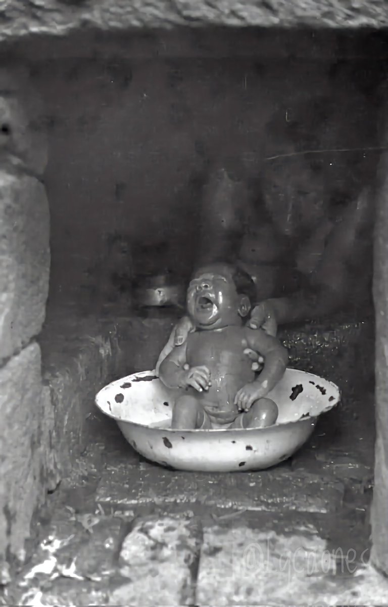 Lycaones's tweet photo. Así se veían los temazcales de verdad en 1930.

En Milpa Alta todavía conservaban su tlexictle (hornilla fija) de adobe. Sin lonas, sin plumas, sin «experiencia wellness». Solo el fuego, el vapor y la tradición que se va perdiendo.

Un patrimonio que merecía más respeto.

#Náhuatl #CulturaIndígena #HistoriaMéxico #Temazcal #Patrimonio