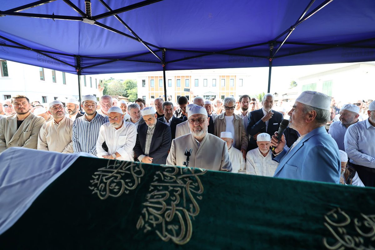 tevfikgoksu's tweet photo. Muhterem Abdullah Sert Hocamın, elim bir trafik kazasında vefat eden kıymetli eşi merhume Zehra Sert hanımefendiyi Hakk’a uğurladık. Merhumeye Cenab-ı Allah’tan rahmet diliyorum. Hocamızın, ailesinin ve yakınlarının başı sağ olsun. Rabbim sabırlar versin. https://t.co/keKH2HjBWj