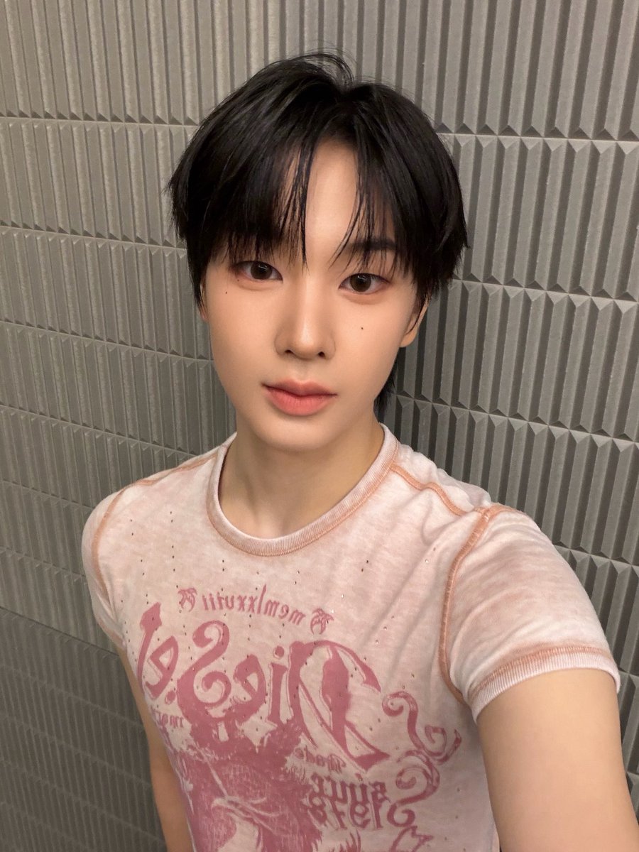zcxnnm's tweet photo. 260817 ㅇㄷㅍ #곽기웅 

첫 번째 돼지가 집을 짓는데
짚으로 차��차곡 집을 짓는데
늑대가 나타나 후~
늑대가 나타나 후~
무너져버렸대요~

#곽기웅 #아이덴티티 #idntt https://t.co/Xtbovi9Gwe