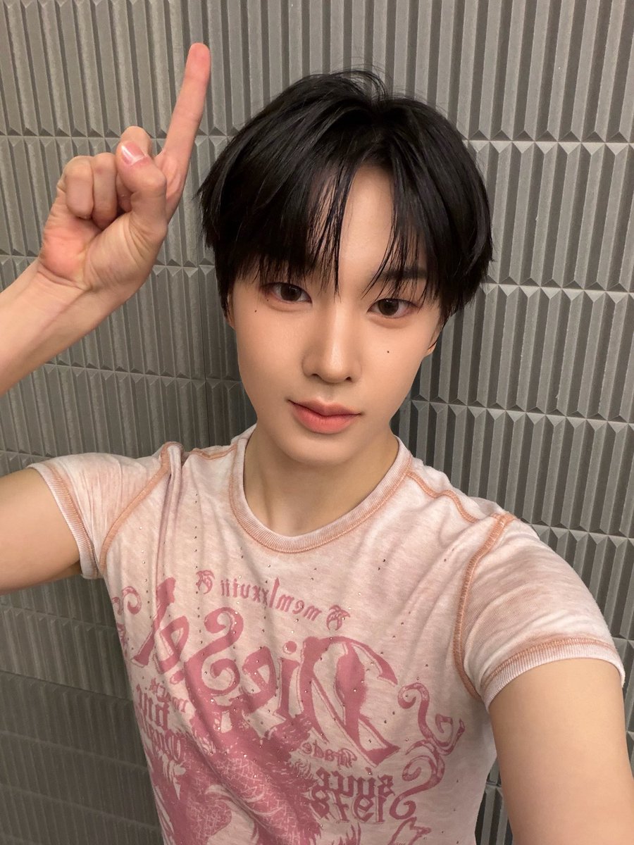 zcxnnm's tweet photo. 260817 ㅇㄷㅍ #곽기웅 

첫 번째 돼지가 집을 짓는데
짚으로 차��차곡 집을 짓는데
늑대가 나타나 후~
늑대가 나타나 후~
무너져버렸대요~

#곽기웅 #아이덴티티 #idntt https://t.co/Xtbovi9Gwe