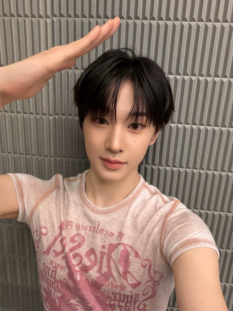 zcxnnm's tweet photo. 260817 ㅇㄷㅍ #곽기웅 

첫 번째 돼지가 집을 짓는데
짚으로 차��차곡 집을 짓는데
늑대가 나타나 후~
늑대가 나타나 후~
무너져버렸대요~

#곽기웅 #아이덴티티 #idntt https://t.co/Xtbovi9Gwe