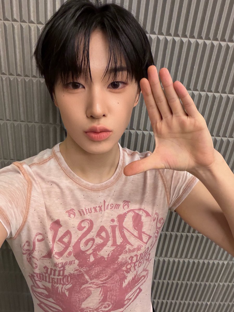 zcxnnm's tweet photo. 260817 ㅇㄷㅍ #곽기웅 

첫 번째 돼지가 집을 짓는데
짚으로 차��차곡 집을 짓는데
늑대가 나타나 후~
늑대가 나타나 후~
무너져버렸대요~

#곽기웅 #아이덴티티 #idntt https://t.co/Xtbovi9Gwe