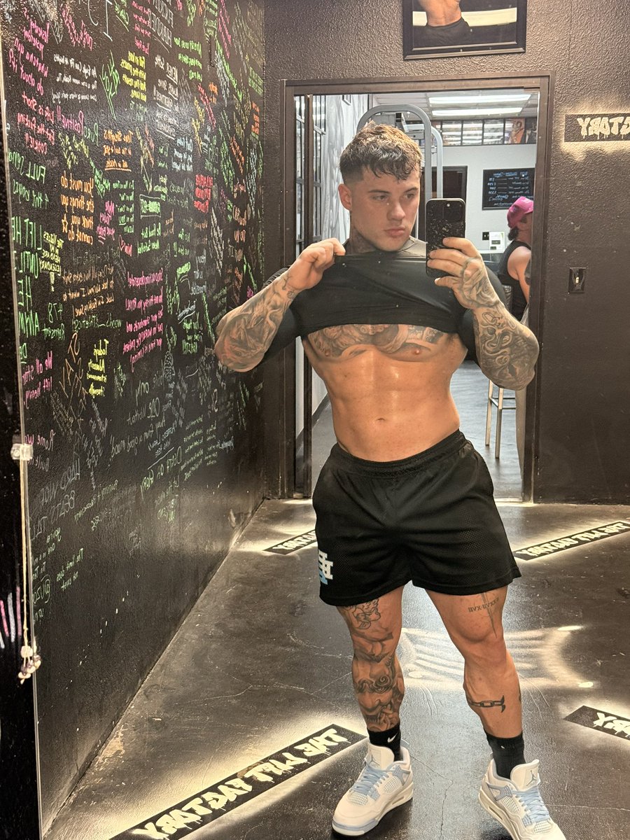 deekaesthetic's tweet photo. Bulk or cut? https://t.co/sgZMJTnjEe