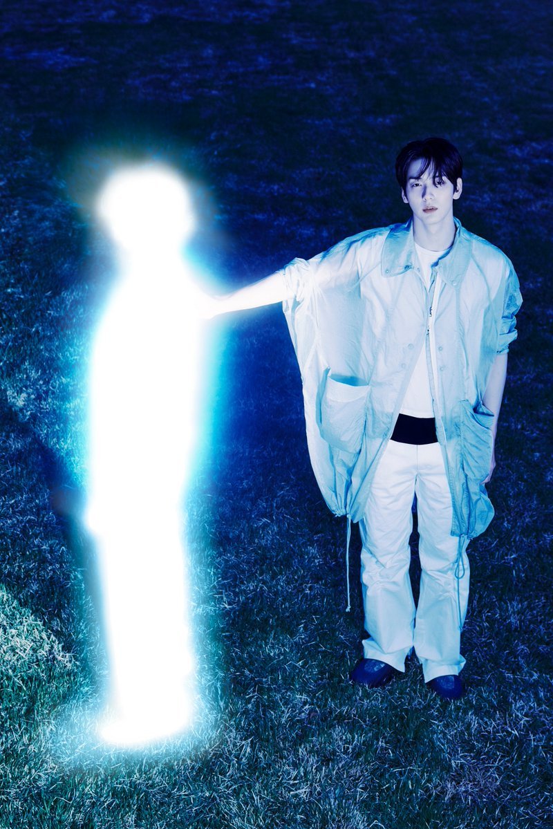 iusan_4_kai's tweet photo. 살아서 돌아온 게 아니라 귀신이 되어 돌아온 거 아냐...? 그래서 사진 찍힌 것 마다 흰 인영만 찍혀 있고 뮤비 마지막 바닷가에도 네 명만 보이는 거 아냐...? https://t.co/sojfS2cDyO
