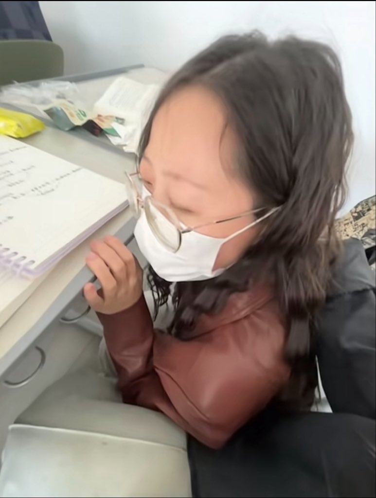 Dnvhudd's tweet photo. 男同学第一次控制，女友被震的坐不住
男同学第二次控制，加大力度女友忍不住了，靠着男同学胳膊呻吟，女友求同学停，但是男同学把裤子拉链拉开说让他射出来就停，女友最终妥协 https://t.co/1q5EJzRdtq