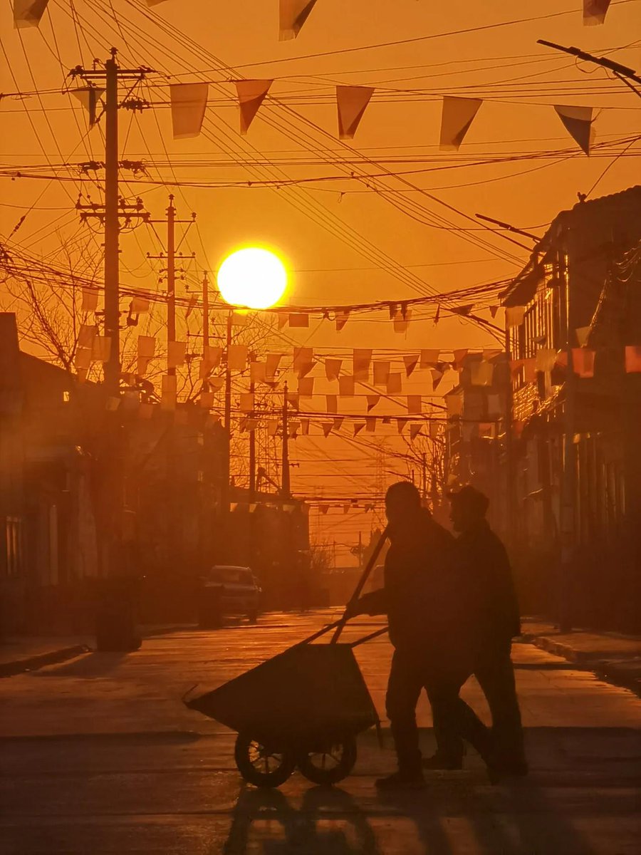 Bebrain's tweet photo. Caught this perfect golden hour glow wrapping around a vintage street lamp by the sidewalk—urban small magic hits different https://t.co/c0baoBxHKw