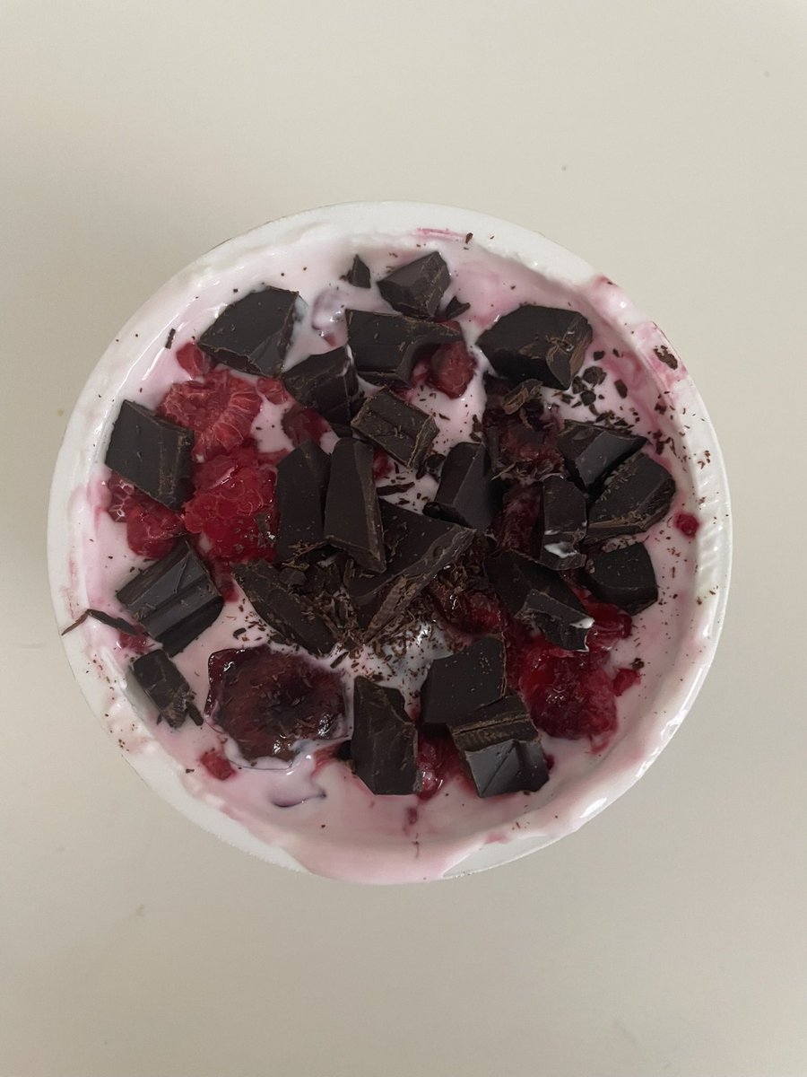 saebisgff's tweet photo. chat gpt harbili mal aq size soruyorum kac kcaldir yaklasik kiraz frambuaz ve bitter var yogurt quark yogurdu https://t.co/LZAHkko9CM