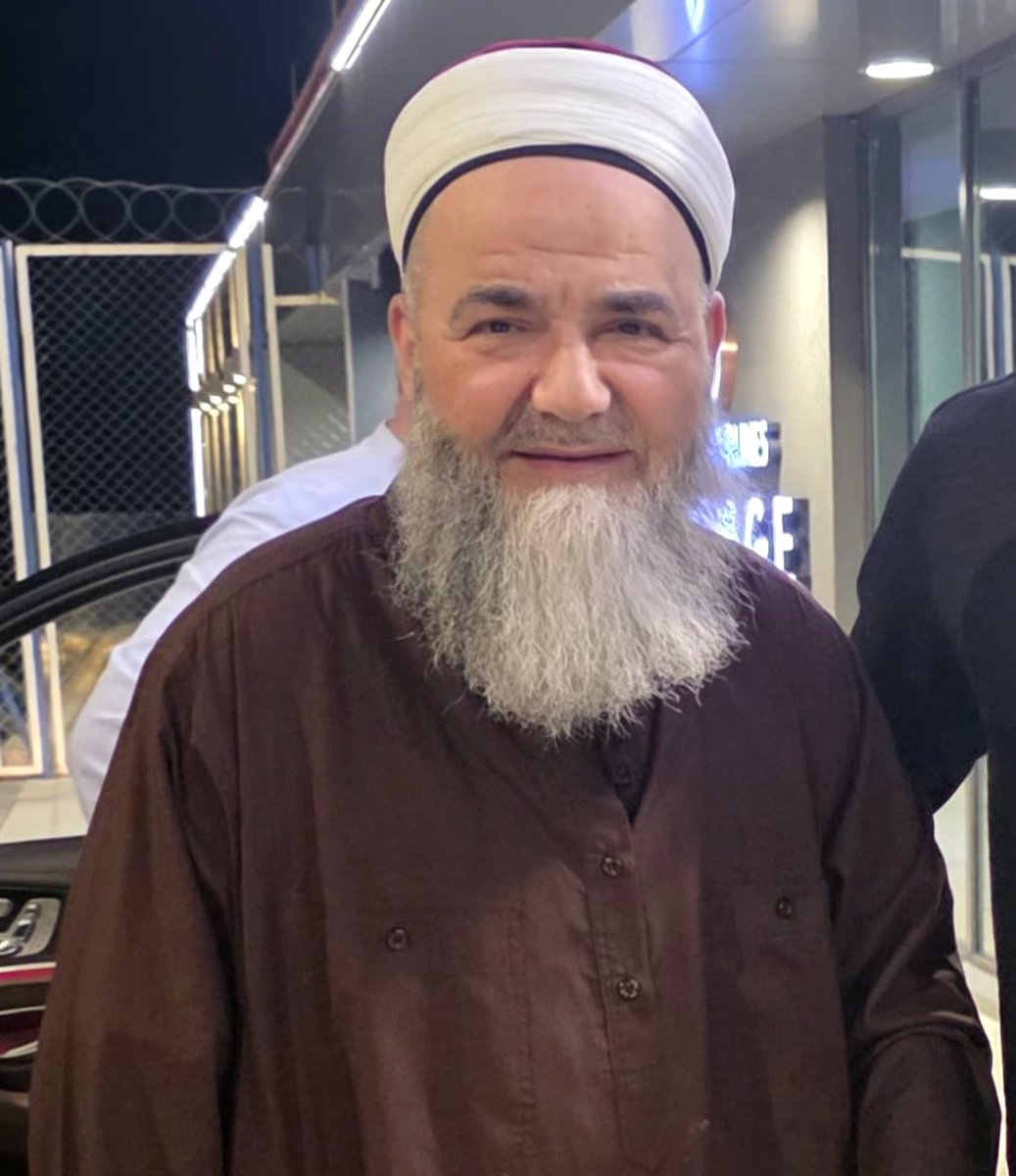 ismetyamac2's tweet photo. Cübbeli Hoca, Halis Bayancuk ve Alparslan Kuytul gibi sürekli insanları devlete karşı kışkırtıp askerle, polisle karşı karşıya getirseydi belki daha çok sevilirdi.

Nurettin Yıldız gibi etliye sütlüye karışmayıp hanımlara özel içerikler üretseydi, kimsenin tavuğuna kış demeseydi belki daha çok itibar edilirdi.

Muhammed Emin Yıldırım gibi KHK’lıları savunup Tayyip Bey’i Firavun’a benzetseydi belki daha çok el üstünde tutulurdu.

Ama Cübbeli Hoca her zaman olduğu gibi devletinin yanında duruyor. Alihan Kuriş soruşturmasının dindar Müslümanlara değil, dış güçlerle irtibat hâlinde olan bir gruba yapıldığını ifade ediyor. Bundan dolayı yine saldırılara maruz kalıyor.