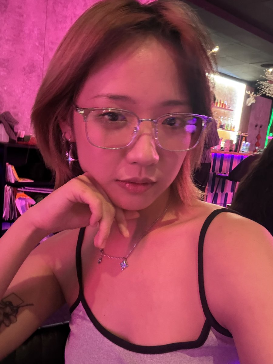 nanako980516's tweet photo. 我喜歡被拍攝
就算他不看著我
他的眼裡只有小小的手機螢幕
但螢幕卻被我佔滿

看著鏡頭就能和他對視
我知道他在欣賞鏡頭裡的我
就能讓我覺得幸福

約砲是主體 拍片是順便哈哈哈
那大家喜歡和我在影片裡對視嗎 https://t.co/odYWAcd4nq