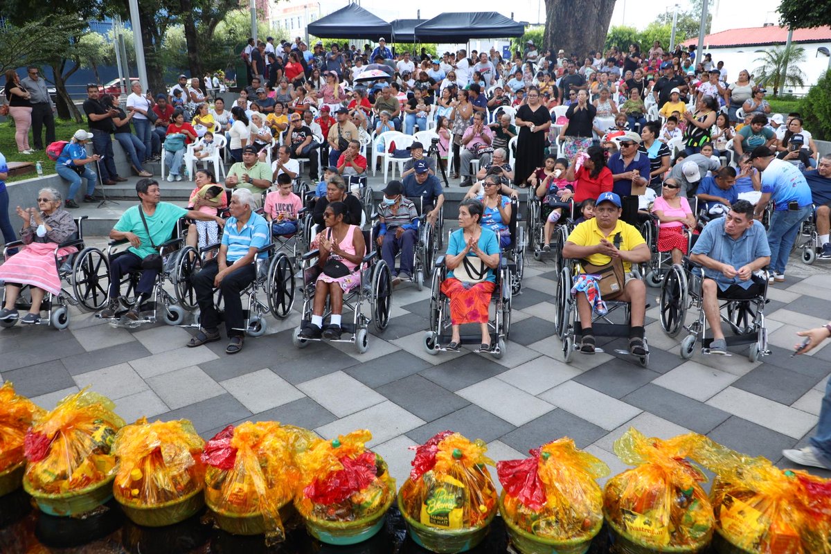 RolandoCastroSv's tweet photo. El día de ayer el Movimiento Social Comunitario ejecutó parte de su Programa Sillas de Ruedas.

Se desarrolló en el Parque Simón Bolívar en San Salvador.

Serán beneficiados más de 500 personas y esto ayudará mucho a la movilidad de ellos y más comodidad para sus núcleos familiares.

Este programa está auspiciado por las recaudaciones de Running El Salvador.

Por aportes voluntarios que hacemos todos los integrantes del Movimiento y tenemos trabajo.

Y por muchos corazones altruistas.

La pasantía de la vida no basta en pensar solo en nosotros, sino en aquellos que también nos necesitan.

Gracias al Movimiento Social Comunitario y su voluntariado por invitarme y muchísimas gracias más, por seguir este sueño que hace más de quince años construimos.🙏