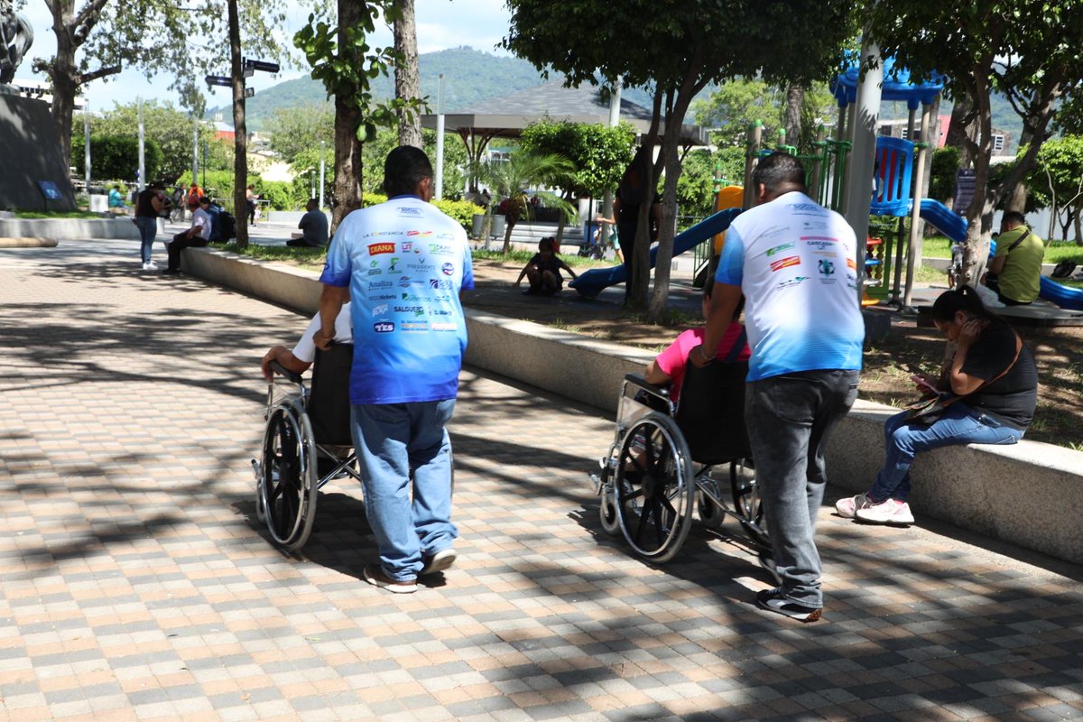 RolandoCastroSv's tweet photo. El día de ayer el Movimiento Social Comunitario ejecutó parte de su Programa Sillas de Ruedas.

Se desarrolló en el Parque Simón Bolívar en San Salvador.

Serán beneficiados más de 500 personas y esto ayudará mucho a la movilidad de ellos y más comodidad para sus núcleos familiares.

Este programa está auspiciado por las recaudaciones de Running El Salvador.

Por aportes voluntarios que hacemos todos los integrantes del Movimiento y tenemos trabajo.

Y por muchos corazones altruistas.

La pasantía de la vida no basta en pensar solo en nosotros, sino en aquellos que también nos necesitan.

Gracias al Movimiento Social Comunitario y su voluntariado por invitarme y muchísimas gracias más, por seguir este sueño que hace más de quince años construimos.🙏