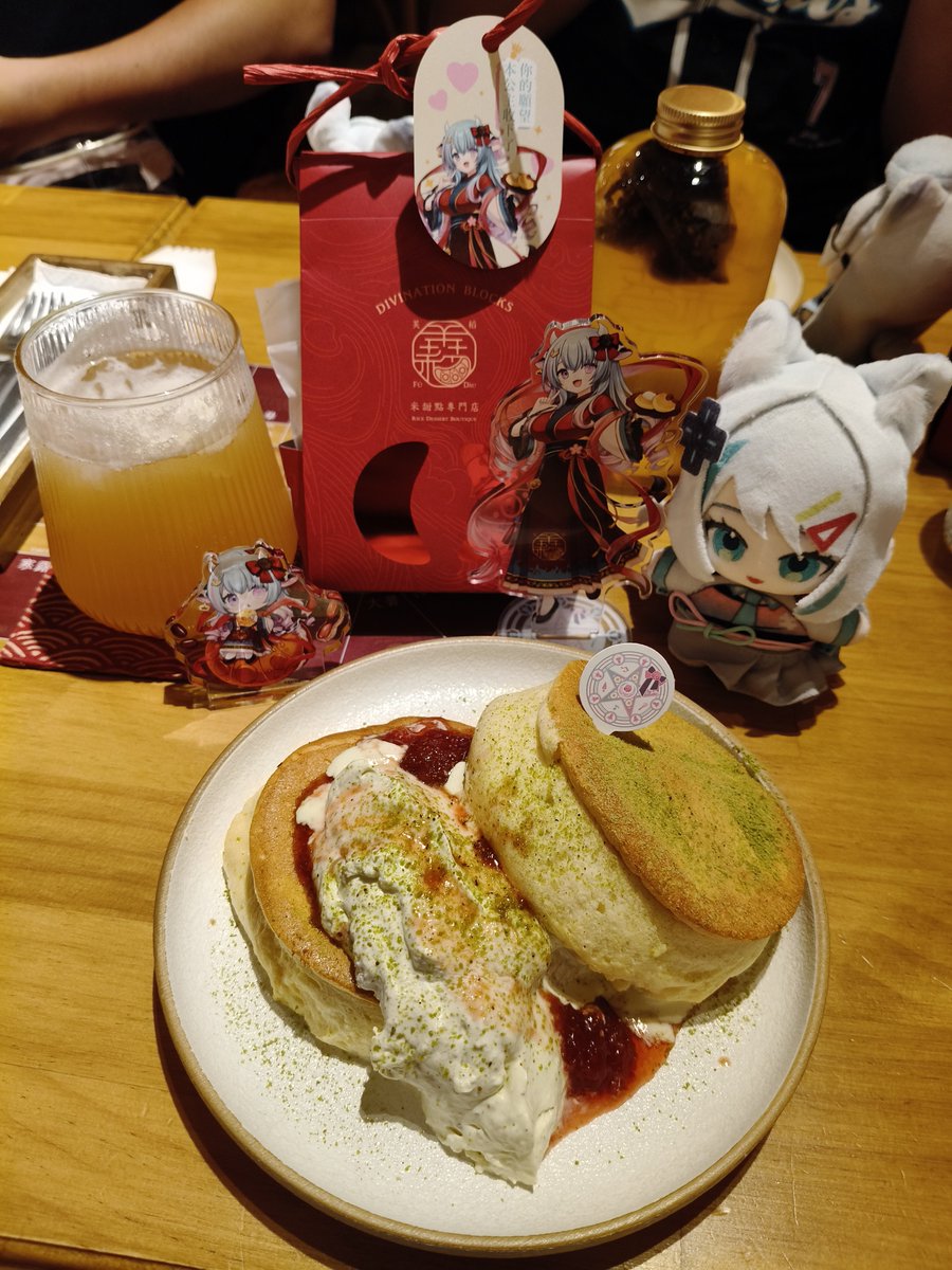 aaaaabbbbbzz27's tweet photo. 來台北剛好朝聖合作店家
店內玻璃牆的效果好讚
帶著小浠娃娃來拍合照
第一次吃舒芙蕾好軟好好吃
每口都入口即化比布丁還軟
配上康普茶酸酸的口感
意外的好飽超滿足
#Dearolda #浠啊娃些 https://t.co/Ubdv48OVbc