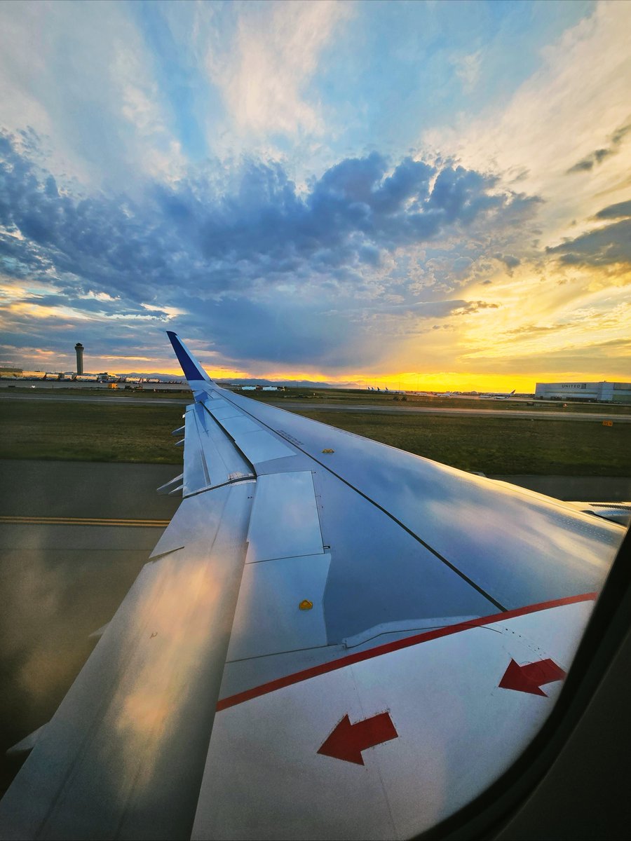 BrianR3416's tweet photo. Cool Photos I took last month @DENAirport @united 🛫🏔🛬👓 #aviation #airplanes  #denver #united #avgeek #airbus https://t.co/8LlcPWKOvE