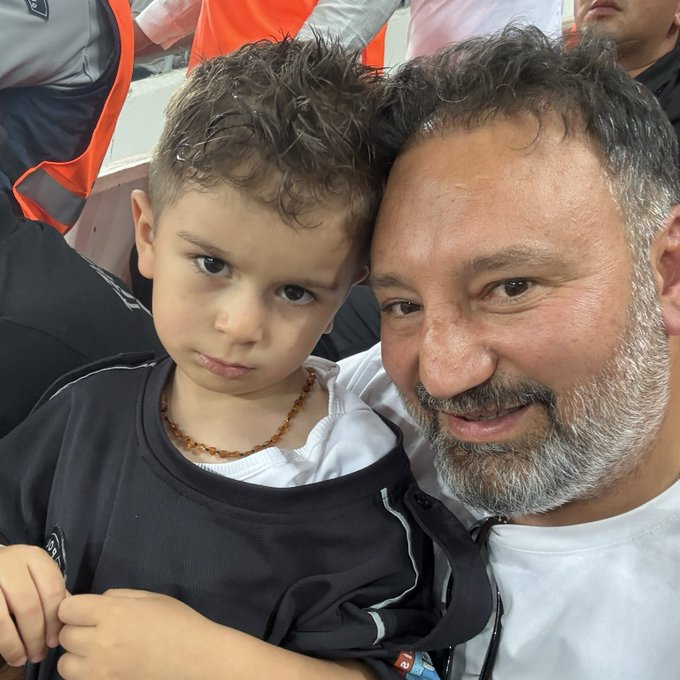 snndspnr's tweet photo. Gençlerbirliği - Fenerbahçe maçında yaşananlar ve sonrasındaki tepkiler, futbol kültürümüzün ne yazık ki geldiği noktayı özetliyor. Fenerbahçe forması giydiği için tribünden çıkarılmak istenen bir çocuğa polisimizin kendi montunu giydirerek siper olması, ardından iki kulübün de sağduyulu açıklamalar yapması olayın tek tesellisiydi.

Ancak bu haberin altındaki yorumları okuduğumda adeta kanım dondu. 6222 sayılı yasayı kalkan yapıp babayı "kışkırtıcılıkla" suçlayanlar mı dersiniz, küçücük bir çocuğa gösterilen tepkiyi "şehrini müdafaa etmek" olarak meşrulaştıranlar mı... İnanılmaz bir akıl tutulması.

Diyelim ki baba kasıtlı olarak o formayı giydirdi ve çocuğu maça getirdi. Peki o tribündeki taraftara düşen, bir çocuğu düşman bellemek midir? Oradaki Gençlerbirliği taraftarları çocuğu yanlarına alıp, "Gel sana çıkışta bir Gençlerbirliği forması alalım, seni bizim takıma transfer edelim" diyerek şakalaşsaydı çok mu zordu? Eğer bu yaşansaydı, bugün "İşte görmek istediğimiz tablo!" diyerek o tribünü alkışlıyor olurduk.

İnsan, düşünen ve aklını kullanan bir canlıdır. Taraftar olmak, bir armayı desteklemek elbette çok güzel. Ancak unutmayalım ki sahada milyonlarca dolar kazananlar, sizin tribünde verdiğiniz bu anlamsız savaşın onda biri kadar bile çabalamıyor. Hangi renkten olursa olsun asıl mesele insan kazanmaktır. Tribünler savaş alanı, taraftarlık ise holiganlık değildir; bu zihniyet bugüne kadar sadece can yaktı, sporun eğlencesini terörize etti.

Farklı takımlara gönül verebiliriz ama gün geldiğinde hep birlikte omuz omuza ay-yıldızlı formayı destekleyen bir millet olduğumuzu asla unutmamalıyız.

#fenerbahce #genclerbirligi #GöktuğAlımcı