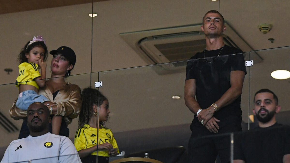 RFI's tweet photo. Football : « C’est probablement ma dernière année », Cristiano Ronaldo devrait arrêter sa carrière en fin de saison
➡️ https://t.co/MbBAxMXx6T https://t.co/3PKc8KshFZ