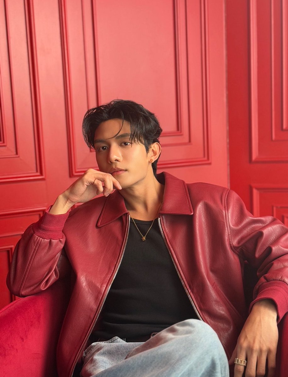 Sunnygomxq's tweet photo. Now I understand why the red leather jacket looked so familiar 😭 They really both wore the same jacket like it was a shared wardrobe😏

#NETJJ #netsiraphop #jj_rcp https://t.co/FLt80q9lLZ