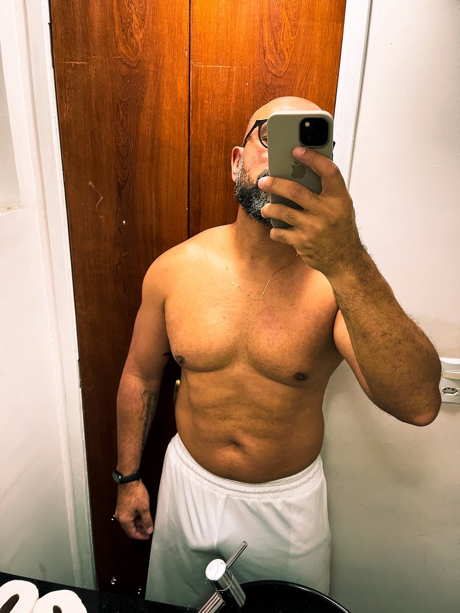 EneasGustavode3's tweet photo. Treino de peito concluído, mas que preguiça tenho de fazer abdominal! Vai ficar essa pança aí mesmo! https://t.co/nGO0Qc27vV