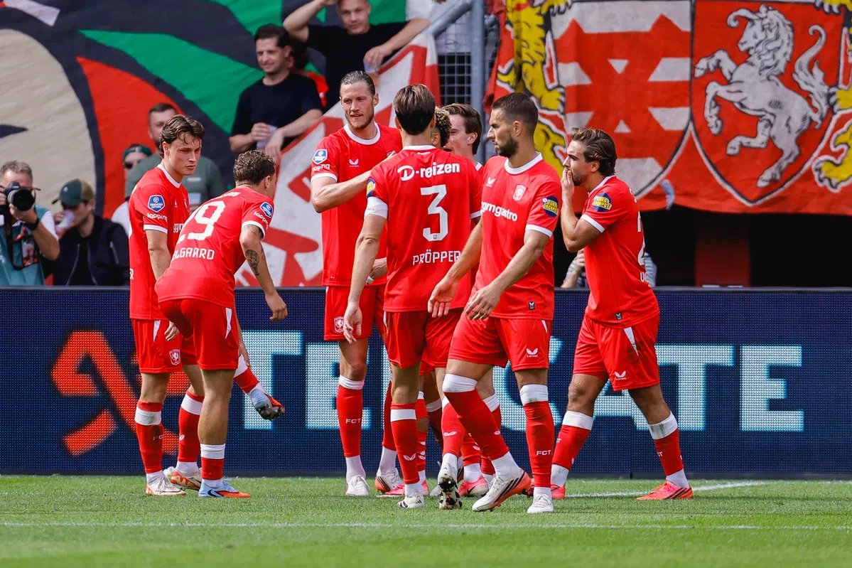 oranjefussball's tweet photo. Erster Saisonsieg für den #FCTwente. Nach einem frühen 0:1-Rückstand durch Sørensen (21.) drehte die Mannschaft von John van den Brom das Spiel gegen #PECZwolle. Weidmann (38.), ein Eigentor von Mbayo (59.) und Rots (69.) sorgten für den 3:1-Endstand.
#TWEPEC https://t.co/3B4wMU1emO