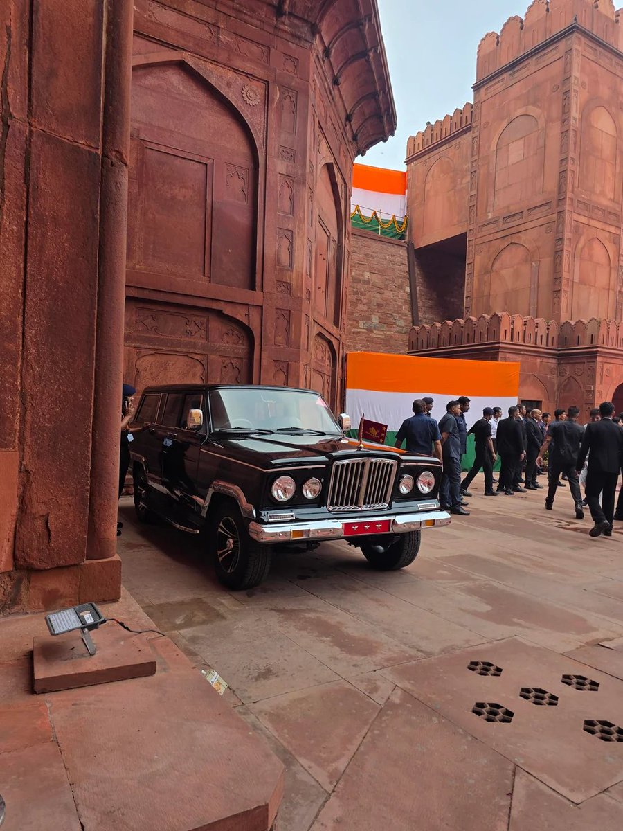 WarFlash_2630's tweet photo. 🇮🇳⚡️Car of the day 15th August with a royal history.

This 1965 Jeep Wagoneer was reportedly gifted by the King of Bhutan to India’s then-President Dr. Sarvepalli Radhakrishnan.

Decades later, it still serves the nation—now as a ceremonial vehicle of the Indian Army, traditionally leading the GOC Delhi Area to the Red Fort on Independence Day. 🇮🇳

 It’s a rare example of a historic civilian vehicle continuing to play a ceremonial military role nearly six decades later.