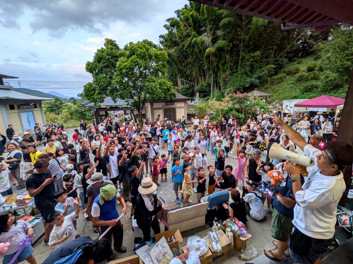 road2tiger's tweet photo. 熊本県宇城市豊野にある光照寺。

地震後の地域を支える物資の拠点を担ってくれています。夏の行事が中止になる中、きょう夏祭りを開催しました。

驚くほど沢山遊びに来てくれました。避難所生活や車中泊生活を余儀なくされているご家族も。

どうかひと夏の思い出になってくれますように。心の支援🤝 https://t.co/Z4NQzhOvSs