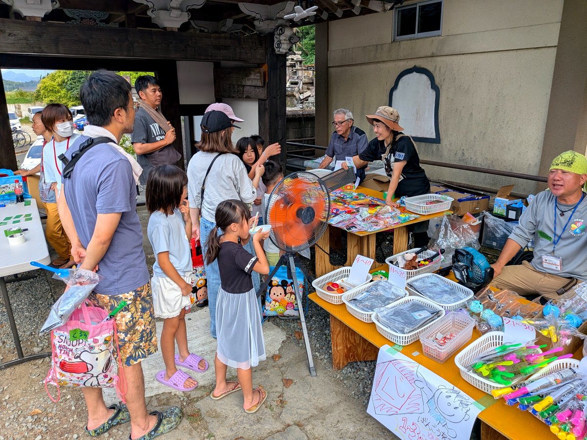 road2tiger's tweet photo. 熊本県宇城市豊野にある光照寺。

地震後の地域を支える物資の拠点を担ってくれています。夏の行事が中止になる中、きょう夏祭りを開催しました。

驚くほど沢山遊びに来てくれました。避難所生活や車中泊生活を余儀なくされているご家族も。

どうかひと夏の思い出になってくれますように。心の支援🤝 https://t.co/Z4NQzhOvSs