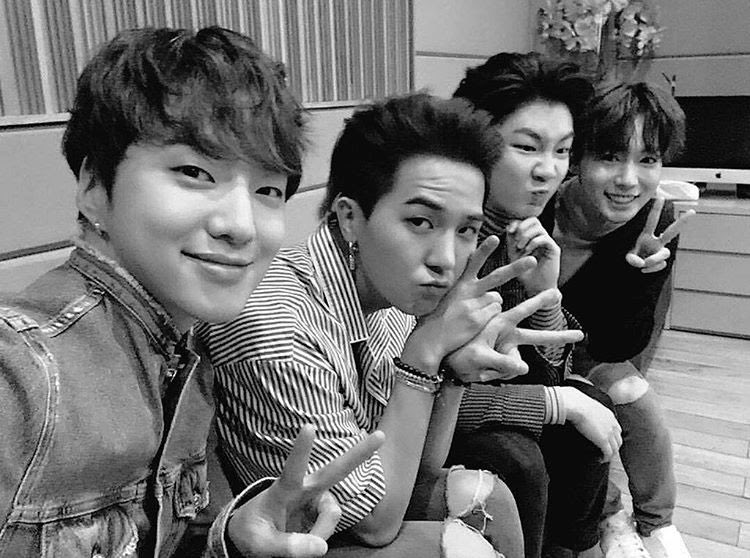 Mukximum's tweet photo. 지켜나가자 위너 영원히 💙💙💙💙
#지켜나가자_위너_12주년축하해
#WINNE12VERSARY
#WINNER12thANNIVERSARY https://t.co/NbUJdp24Tx