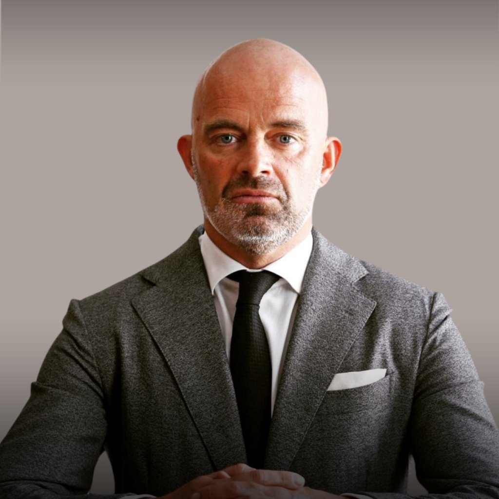 JosFerr22524813's tweet photo. Luís Miguel Henrique:
- Braço direito e advogado pessoal de Jorge Jesus desde 2000;
- Amigo e conselheiro jurídico de Jorge Mendes;
- Nomeado como administrador não executivo por CR7 para a administração da CMTV.
Na máfia que é o futebol português este é um dos seus "capos" https://t.co/sKtmODLi4e