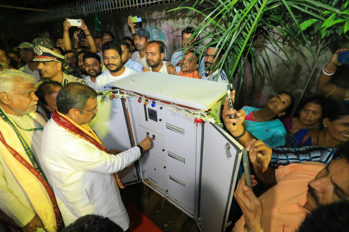dpradhanbjp's tweet photo. ଅନୁଗୋଳ କଦମ ପଡ଼ିଆ ଠାରେ ବିଭିନ୍ନ ବିକାଶମୂଳକ ପ୍ରକଳ୍ପର ଉଦ୍‌ଘାଟନ ଓ ଶିଳାନ୍ୟାସ ସମାରୋହରେ ପୌରାଞ୍ଚଳ ଏବଂ ପୋଲିସ ପ୍ରଶାସନର କାର୍ଯ୍ୟଦକ୍ଷତା ବୃଦ୍ଧି ପାଇଁ ଅନେକ ନୂତନ ସେବାର ଶୁଭାରମ୍ଭ ପ୍ରଶଂସନୀୟ ପଦକ୍ଷେପ । ଏହିସବୁ ବ୍ୟବସ୍ଥା ଅନୁଗୋଳ ସହରର ସୌନ୍ଦର୍ଯ୍ୟକରଣ, କ୍ରୀଡ଼ା ପ୍ରୋତ୍ସାହନ, ପରିବେଶ ପରିଚାଳନା, ସ୍ୱଚ୍ଛତା ଏବଂ ଆଇନ ଶୃଙ୍ଖଳା ରକ୍ଷା କ୍ଷେତ୍ରରେ ବିଶେଷ ସହାୟକ ହେବ ।