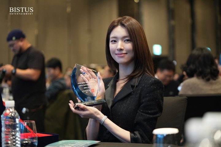 jongwonsource's tweet photo. as of aug 16, not all of ha young’s endorsements have been terminated. several brands, including samsung, artid, and lg uplus, have hidden or removed her past ads, but there is no official confirmation that she has zero endorsements left. the ministry of health & welfare also kept her ambassador title until the contract ends in september. ads being hidden does not automatically mean the contracts were terminated.

#하영 #Hayoung #AhnHaYoung #ハヨン  #안하영