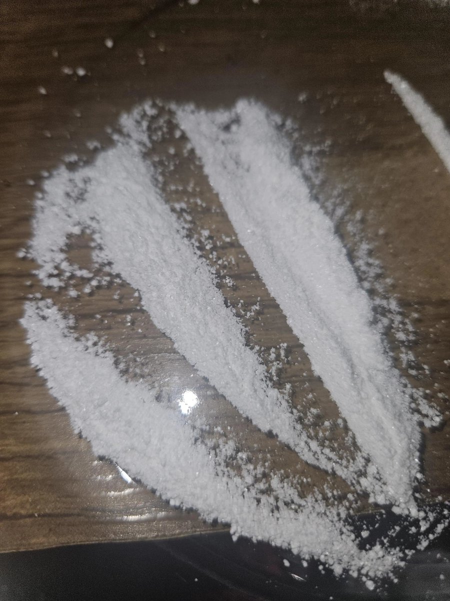 Ellienc3's tweet photo. What can i use to break it down more tbh, get a little bit more out of it and better for your nose??#coketwt https://t.co/Yy35xnUR5i