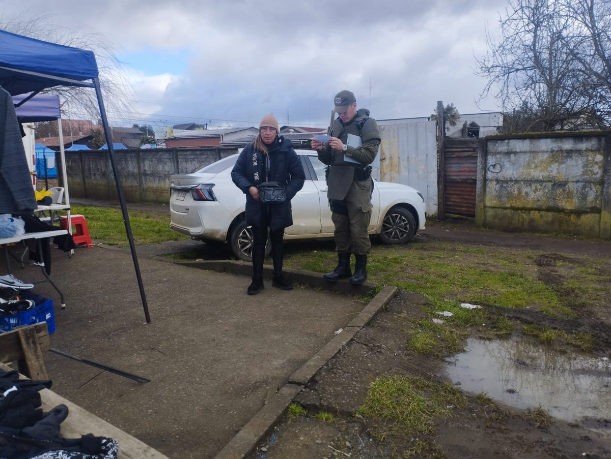 CarabBioBio's tweet photo. Carabineros de la Subcomisaría #LosÁlamos, en conjunto con personal SIP de #Lebu, realizan control preventivo en la feria libre de la comuna, fiscalizando el comercio ilegal y posibles infracciones a la propiedad intelectual. https://t.co/6s4Qx7q1WE