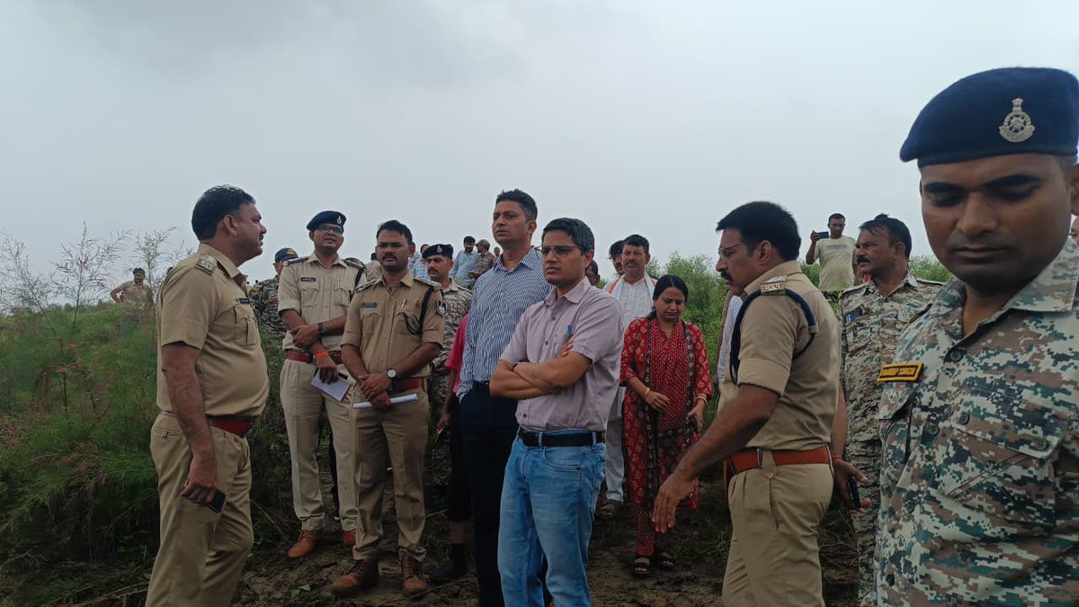 spbhind's tweet photo. प्रशासन की तत्परता से टला बड़ा हादसा, थाना अटेर कनेरा घाट पर स्टीमर में सवार सभी यात्री सुरक्षित।

जिला और पुलिस प्रशासन की तत्परता से (थाना अटेर)कनेरा घाट चम्बल नदी में फंसे हुए स्टीमर में सवार सभी यात्रियों को सुरक्षित निकाला गया । https://t.co/Bp7HlSnIiU