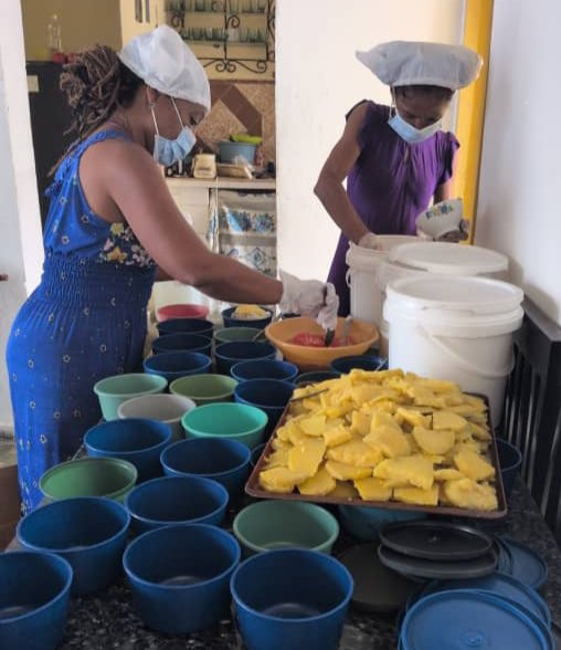 GHNordelo5's tweet photo. El proyecto de cocina comunitaria "A La Güinera ponle corazón" cumplió su primer año este 15 de agosto. ¡Muchas felicidades a su creadora, Ileana la madrina, y a todos los que han contribuido durante estos 12 meses. ¡Sí se puede! #CubaNoSeRinde #Cuba #CDRCuba #MiBarrioPorLaPatria https://t.co/rEajXOPwKs
