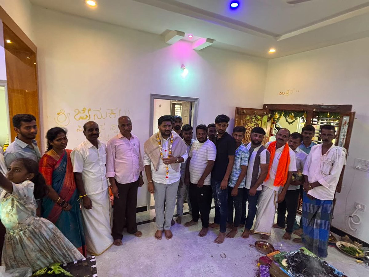 NRSanthosha01's tweet photo. ಇಂದು ಅರಸೀಕೆರೆ ತಾಲ್ಲೂಕು ಕಸಬಾ ಹೋಬಳಿ ಗ್ರಾಮ ಪಂಚಾಯಿತಿ ವ್ಯಾಪ್ತಿಯ ಲಕ್ಷ್ಮೀದೇವರಹಳ್ಳಿ ಗ್ರಾಮದ ನಿವಾಸಿಗಳು, ಅನುಭವ ಮಂಟಪದ ರೂವಾರಿಗಳು ಅಣ್ಣಾ ಬಸವಣ್ಣನವರ ಅನುಯಾಯಿಗಳಾದ ಶ್ರೀಮತಿ ಹೆಚ್.ಎನ್. ತಾರಾಮಣಿರವರು ಮತ್ತು ಶ್ರೀ ಎಲ್.ಎನ್.ಶಿವಣ್ಣನವರ ಗೃಹಪ್ರವೇಶ ಕಾರ್ಯಕ್ರಮದಲ್ಲಿ ಪಾಲ್ಗೊಂಡು ಶುಭ ಹಾರೈಸಲಾಯಿತು . 
ಈ ಸಂದರ್ಭದಲ್ಲಿ ನಮ್ಮ ಕಾರ್ಯಕರ್ತ ಬಂಧುಗಳಾದ ಶ್ರೀ ಮಂಜಣ್ಣನವರು, ಶ್ರೀ ಶಿವಣ್ಣನವರು, ಶ್ರೀ ದಯಣ್ಣನವರು,ಶ್ರೀ ಪವನರವರು, ಶ್ರೀ ಪ್ರದೀಪರವರು, ಶ್ರೀ ಸಿದ್ದೇಶರವರು, ಶ್ರೀ ರಿಷಿರವರು, ಶ್ರೀ ಸುಹಸರವರು ಉಪಸ್ಥಿತರಿದ್ದರು.
#nrsanthosh #NRS #arasikere #NRS4ASK