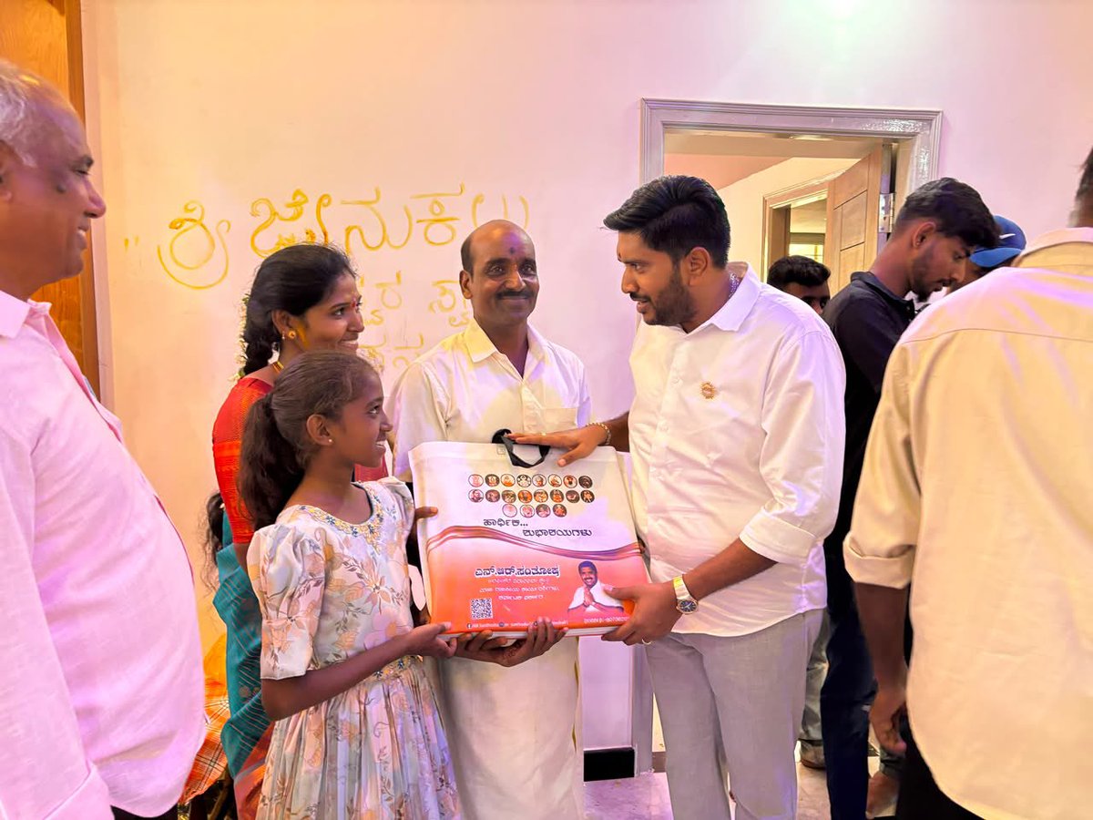 NRSanthosha01's tweet photo. ಇಂದು ಅರಸೀಕೆರೆ ತಾಲ್ಲೂಕು ಕಸಬಾ ಹೋಬಳಿ ಗ್ರಾಮ ಪಂಚಾಯಿತಿ ವ್ಯಾಪ್ತಿಯ ಲಕ್ಷ್ಮೀದೇವರಹಳ್ಳಿ ಗ್ರಾಮದ ನಿವಾಸಿಗಳು, ಅನುಭವ ಮಂಟಪದ ರೂವಾರಿಗಳು ಅಣ್ಣಾ ಬಸವಣ್ಣನವರ ಅನುಯಾಯಿಗಳಾದ ಶ್ರೀಮತಿ ಹೆಚ್.ಎನ್. ತಾರಾಮಣಿರವರು ಮತ್ತು ಶ್ರೀ ಎಲ್.ಎನ್.ಶಿವಣ್ಣನವರ ಗೃಹಪ್ರವೇಶ ಕಾರ್ಯಕ್ರಮದಲ್ಲಿ ಪಾಲ್ಗೊಂಡು ಶುಭ ಹಾರೈಸಲಾಯಿತು . 
ಈ ಸಂದರ್ಭದಲ್ಲಿ ನಮ್ಮ ಕಾರ್ಯಕರ್ತ ಬಂಧುಗಳಾದ ಶ್ರೀ ಮಂಜಣ್ಣನವರು, ಶ್ರೀ ಶಿವಣ್ಣನವರು, ಶ್ರೀ ದಯಣ್ಣನವರು,ಶ್ರೀ ಪವನರವರು, ಶ್ರೀ ಪ್ರದೀಪರವರು, ಶ್ರೀ ಸಿದ್ದೇಶರವರು, ಶ್ರೀ ರಿಷಿರವರು, ಶ್ರೀ ಸುಹಸರವರು ಉಪಸ್ಥಿತರಿದ್ದರು.
#nrsanthosh #NRS #arasikere #NRS4ASK
