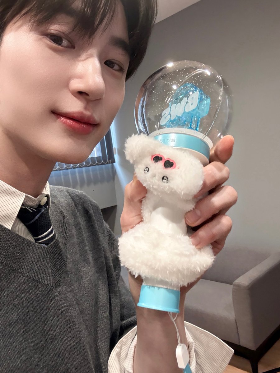 wooseoksyndrome's tweet photo. #ByeonWooSeok WeVerse DMs after #TheSecretLibrary_in_Bangkok

💙 Heh ❤️
💙 It was so nice seeing my Thai TTEs again after such a long time 😖
💙 As always, we had so much fun hanging out together today too 📮❤️
💙 Thank you, Thai TTEs, for playing along with me so well and so orderly today 📮❤️
💙 For TTEs who couldn’t see me today, there are lots of videos uploaded, so… ㅋㅋㅋ Let’s enjoy them together while watching them 🥰 ㅋㅋㅋㅋㅋㅋㅋㅋㅋㅋ
💙 I should go eat something now 😘
💙 I’ll come visit again 📮❤️
💙 You worked so hard today 🥰