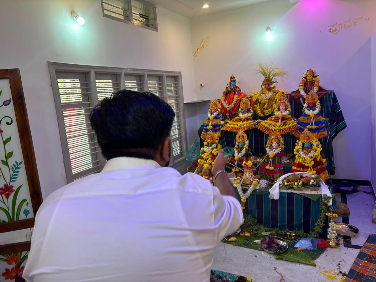 NRSanthosha01's tweet photo. ಇಂದು ಅರಸೀಕೆರೆ ತಾಲ್ಲೂಕು ಕಸಬಾ ಹೋಬಳಿ ಗ್ರಾಮ ಪಂಚಾಯಿತಿ ವ್ಯಾಪ್ತಿಯ ಲಕ್ಷ್ಮೀದೇವರಹಳ್ಳಿ ಗ್ರಾಮದ ನಿವಾಸಿಗಳು, ಅನುಭವ ಮಂಟಪದ ರೂವಾರಿಗಳು ಅಣ್ಣಾ ಬಸವಣ್ಣನವರ ಅನುಯಾಯಿಗಳಾದ ಶ್ರೀಮತಿ ಹೆಚ್.ಎನ್. ತಾರಾಮಣಿರವರು ಮತ್ತು ಶ್ರೀ ಎಲ್.ಎನ್.ಶಿವಣ್ಣನವರ ಗೃಹಪ್ರವೇಶ ಕಾರ್ಯಕ್ರಮದಲ್ಲಿ ಪಾಲ್ಗೊಂಡು ಶುಭ ಹಾರೈಸಲಾಯಿತು . 
ಈ ಸಂದರ್ಭದಲ್ಲಿ ನಮ್ಮ ಕಾರ್ಯಕರ್ತ ಬಂಧುಗಳಾದ ಶ್ರೀ ಮಂಜಣ್ಣನವರು, ಶ್ರೀ ಶಿವಣ್ಣನವರು, ಶ್ರೀ ದಯಣ್ಣನವರು,ಶ್ರೀ ಪವನರವರು, ಶ್ರೀ ಪ್ರದೀಪರವರು, ಶ್ರೀ ಸಿದ್ದೇಶರವರು, ಶ್ರೀ ರಿಷಿರವರು, ಶ್ರೀ ಸುಹಸರವರು ಉಪಸ್ಥಿತರಿದ್ದರು.
#nrsanthosh #NRS #arasikere #NRS4ASK