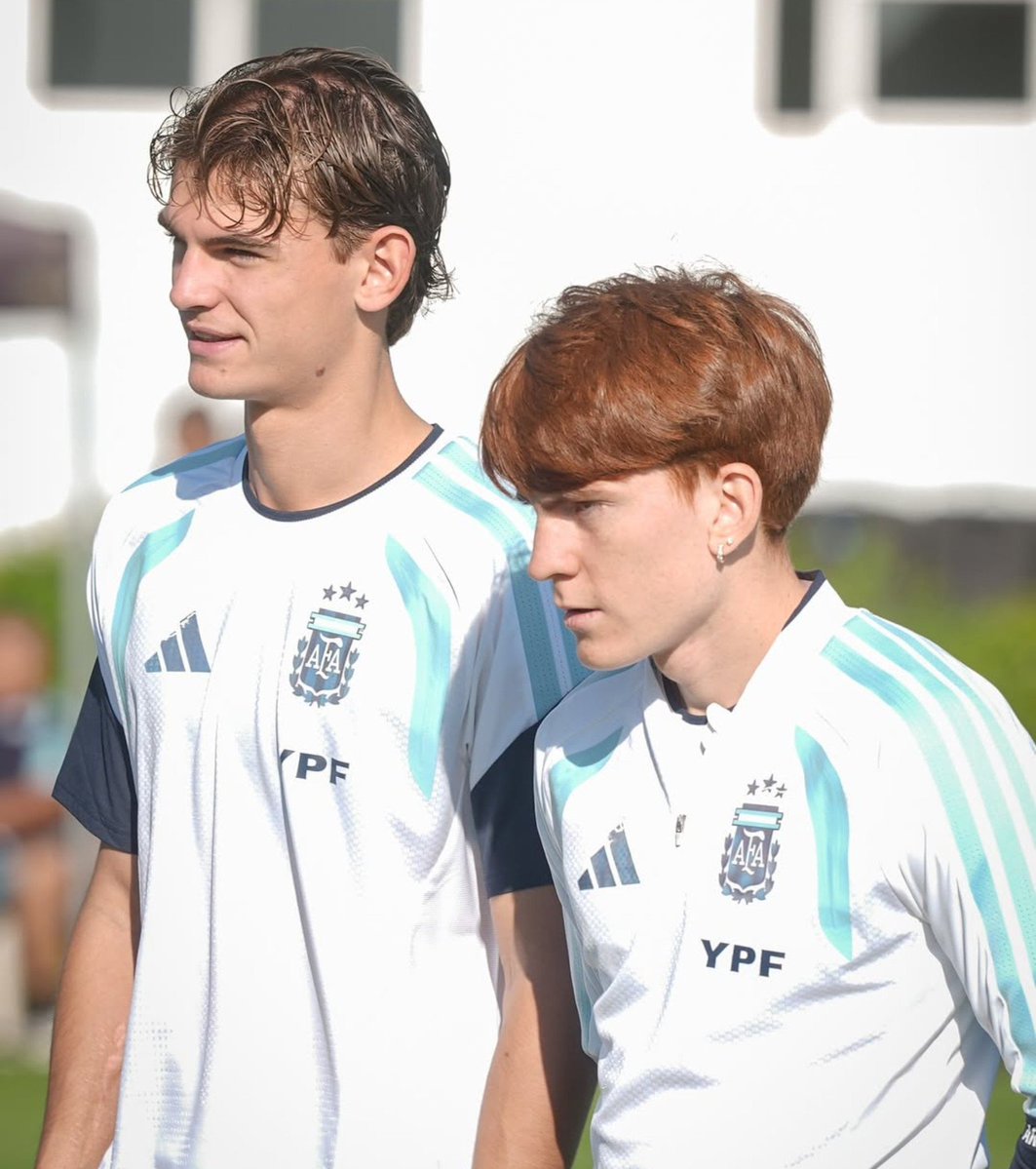 4erveer's tweet photo. Au ; #Zebaredes & #Barcopaz
La distancia entre Lean y Exe es más notable conforme pasan los meses, deciden tomar una decisión por el bien d ambos; poniéndole punto final a su relación
O
Nico y el Colo tratan d volver a unir a sus amigos, poniendo en juego su propia relación https://t.co/yD51oRrzmj