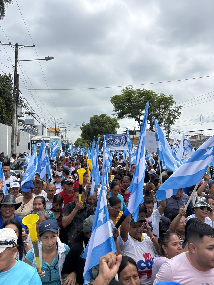 alfonso_saltos's tweet photo. Hoy se defiende un modelo de ciudad, una visión, un proyecto, una planificación territorial de #Guayaquil.

El espacio público se llena de esa esperanza y fe del desarrollo urbano.

#ConFio 
#GuayaquilConFiorella 
#GuayaquilConAquiles https://t.co/yqSHpZge8p