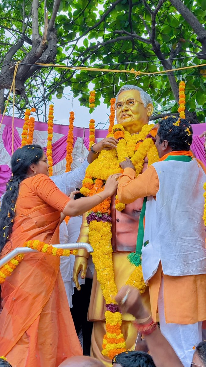 DurgaPrasanthi9's tweet photo. భారత దేశ మాజీ ప్రధాని, మహా నేత కీర్తి శేషులు శ్రీ *అటల్ బిహారి వాజపేయి* గారి విగ్రహం ఆవిష్కరణ ఈ రోజు పశ్చిమ నియోజకవర్గం గాజువాక డిపో వద్ద జరిగింది.... ఈ కార్యక్రమం లొ ఆంధ్రప్రదేశ్ భారతీయ జనతా పార్టీ రాష్ట్ర అధ్యక్షులు శ్రీ *పీవీన్ మాధవ్* గారితో కలిసి ముఖ్య అతిధిగా పాల్గొన్న... https://t.co/AexOtyFCHI