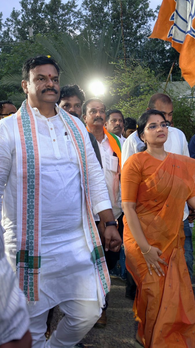 DurgaPrasanthi9's tweet photo. భారత దేశ మాజీ ప్రధాని, మహా నేత కీర్తి శేషులు శ్రీ *అటల్ బిహారి వాజపేయి* గారి విగ్రహం ఆవిష్కరణ ఈ రోజు పశ్చిమ నియోజకవర్గం గాజువాక డిపో వద్ద జరిగింది.... ఈ కార్యక్రమం లొ ఆంధ్రప్రదేశ్ భారతీయ జనతా పార్టీ రాష్ట్ర అధ్యక్షులు శ్రీ *పీవీన్ మాధవ్* గారితో కలిసి ముఖ్య అతిధిగా పాల్గొన్న... https://t.co/AexOtyFCHI
